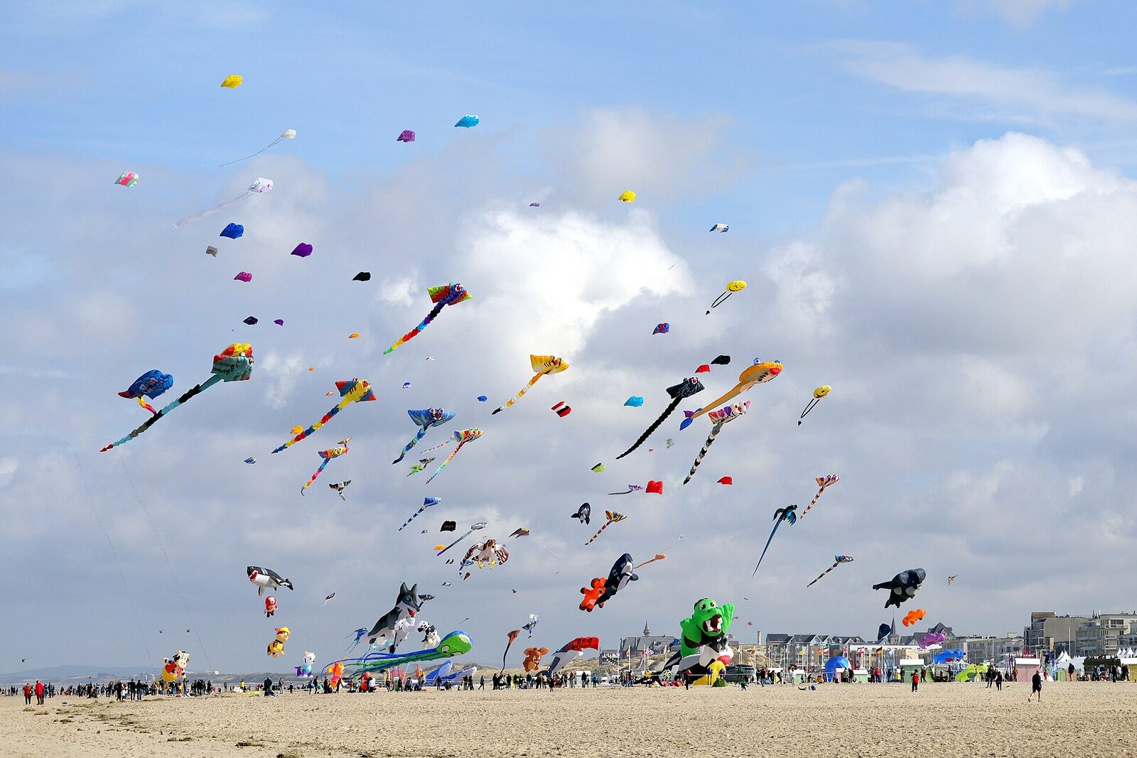 Des dizaines de cerfs-volants au-dessus de la plage de Berck