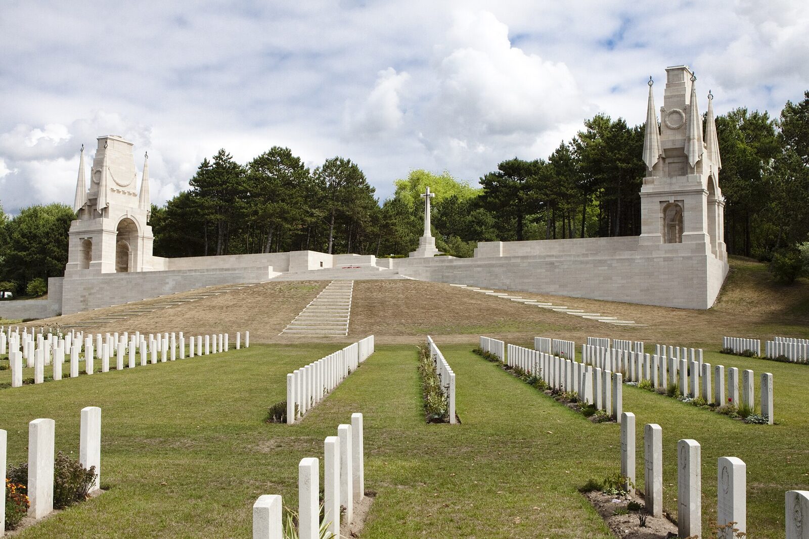 Les rangées de stèles blanches du cimetière militaire britannique d’Étaples