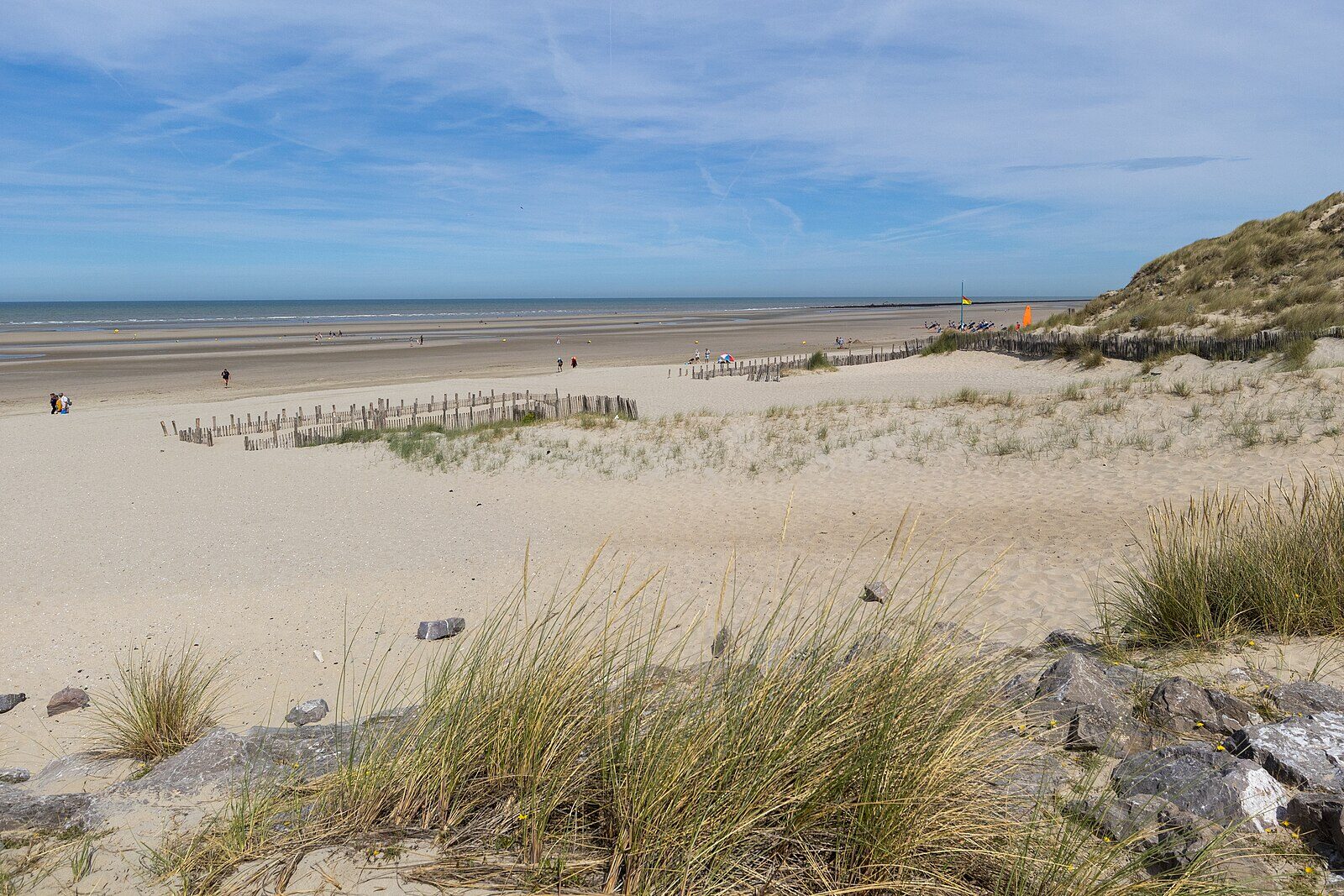 Les dunes et la plage presque déserte de Sainte-Cécile