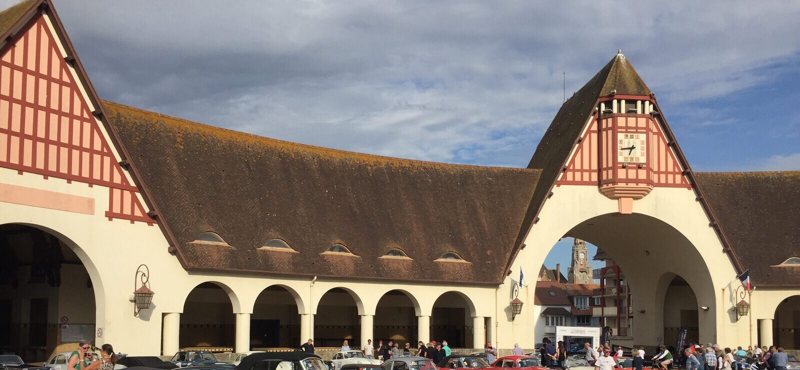 La halle Art déco du marché couvert du Touquet, ses arcades et sa tour d’horloge