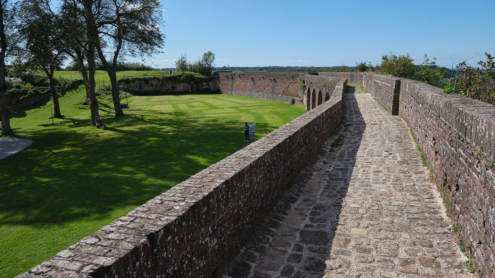 Le chemin pavé en haut des remparts de Montreuil-sur-Mer