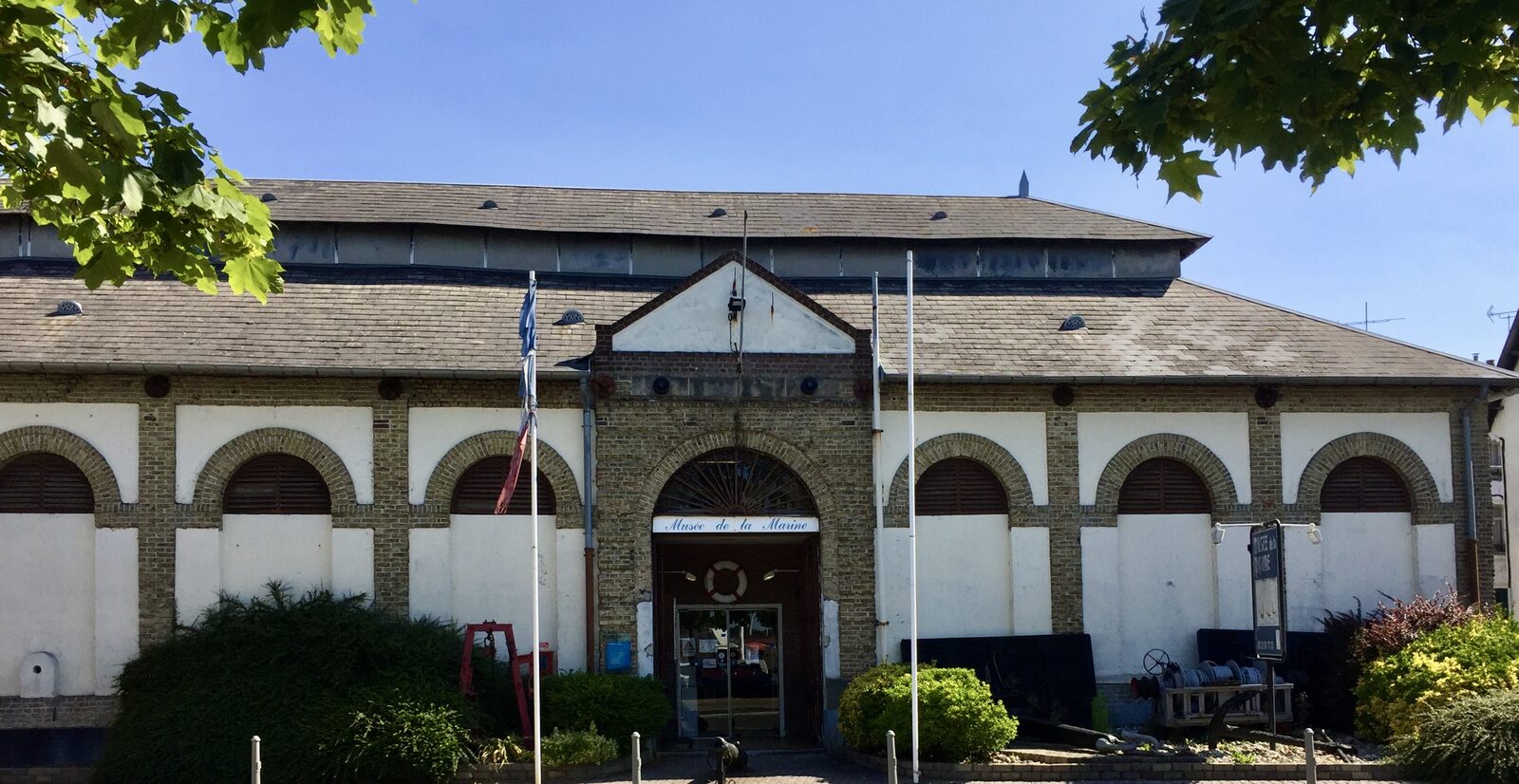 La façade en brique de l’ancienne halle aux poissons qui abrite le musée de la Marine, à Étaples