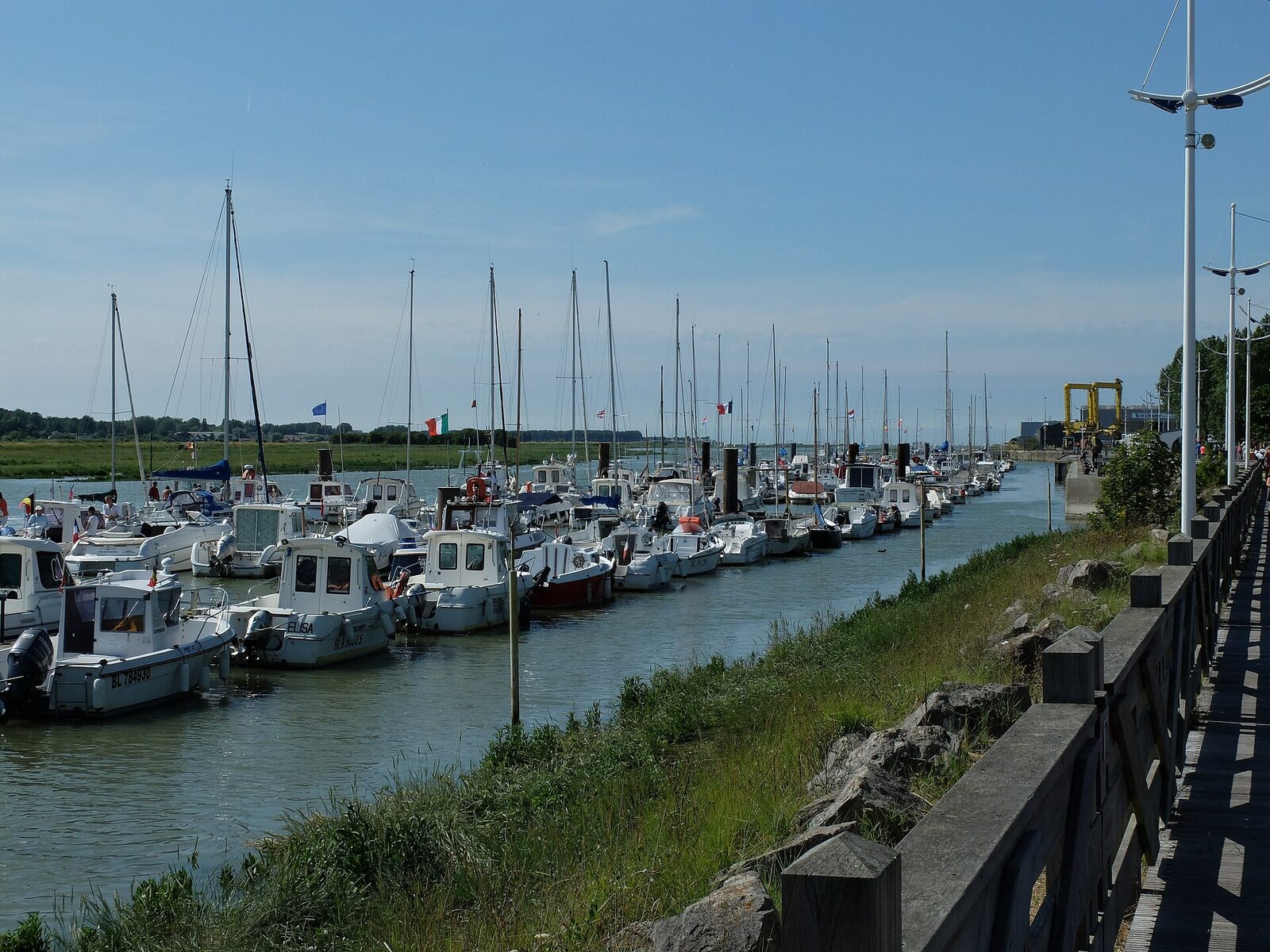 Les bateaux amarrés le long du quai du port d’Étaples, sur la Canche