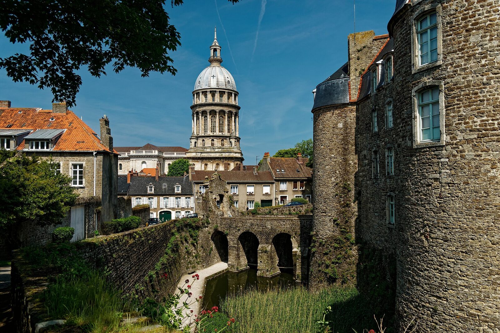 Les remparts de la ville haute de Boulogne-sur-Mer et le château