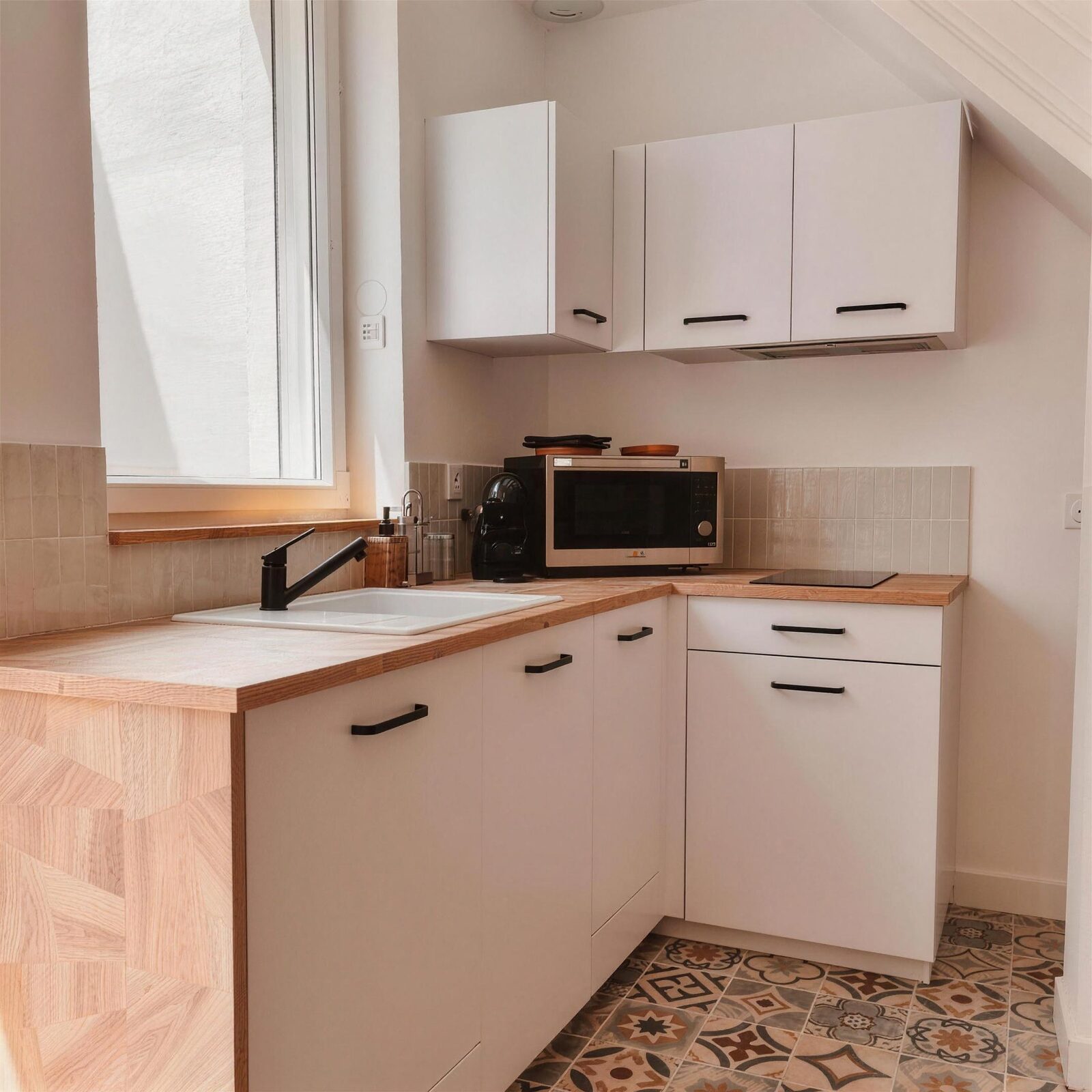 La cuisine équipée : plan de travail en bois et carreaux de ciment