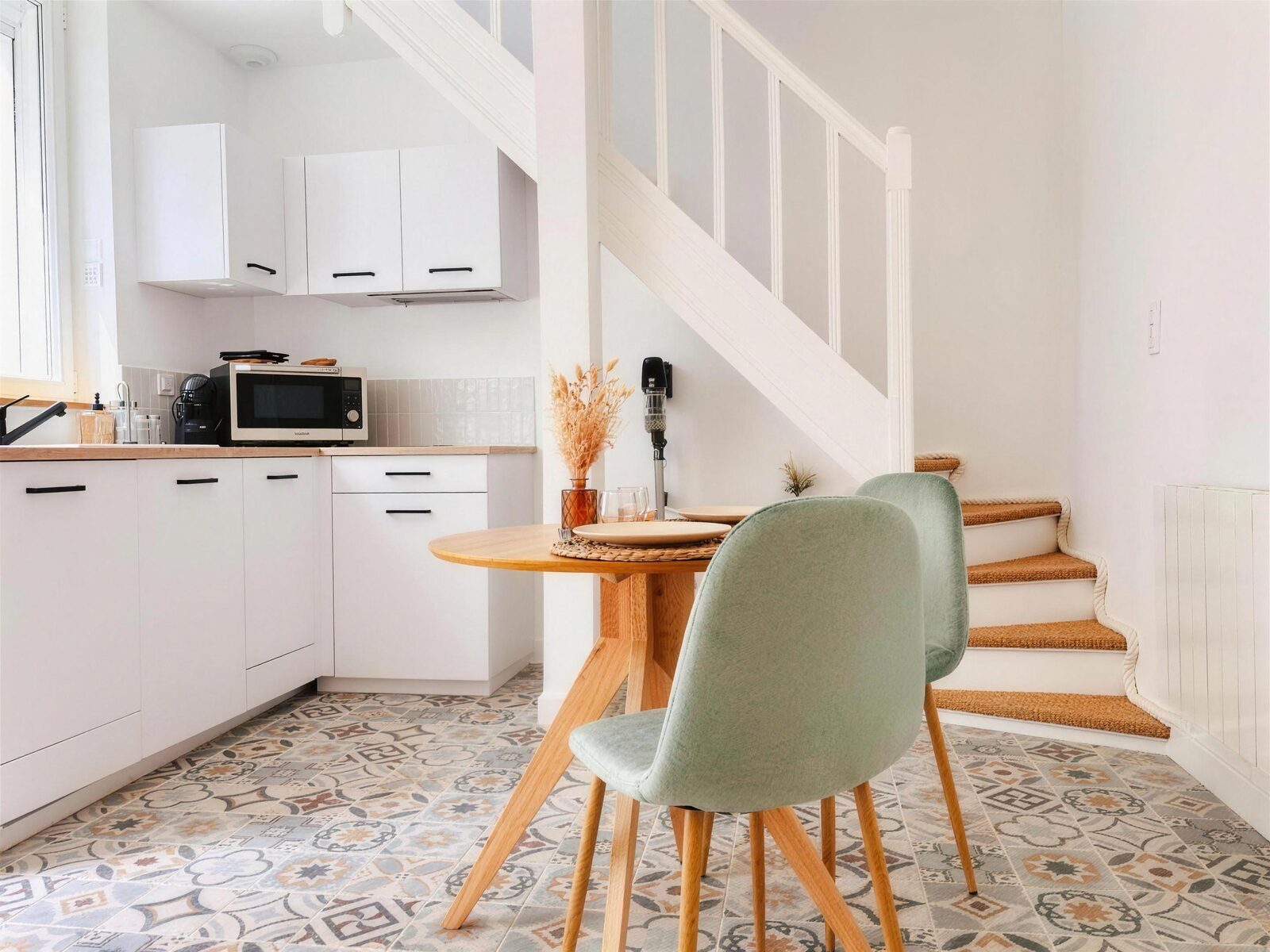 Le coin repas, entre la cuisine et l’escalier