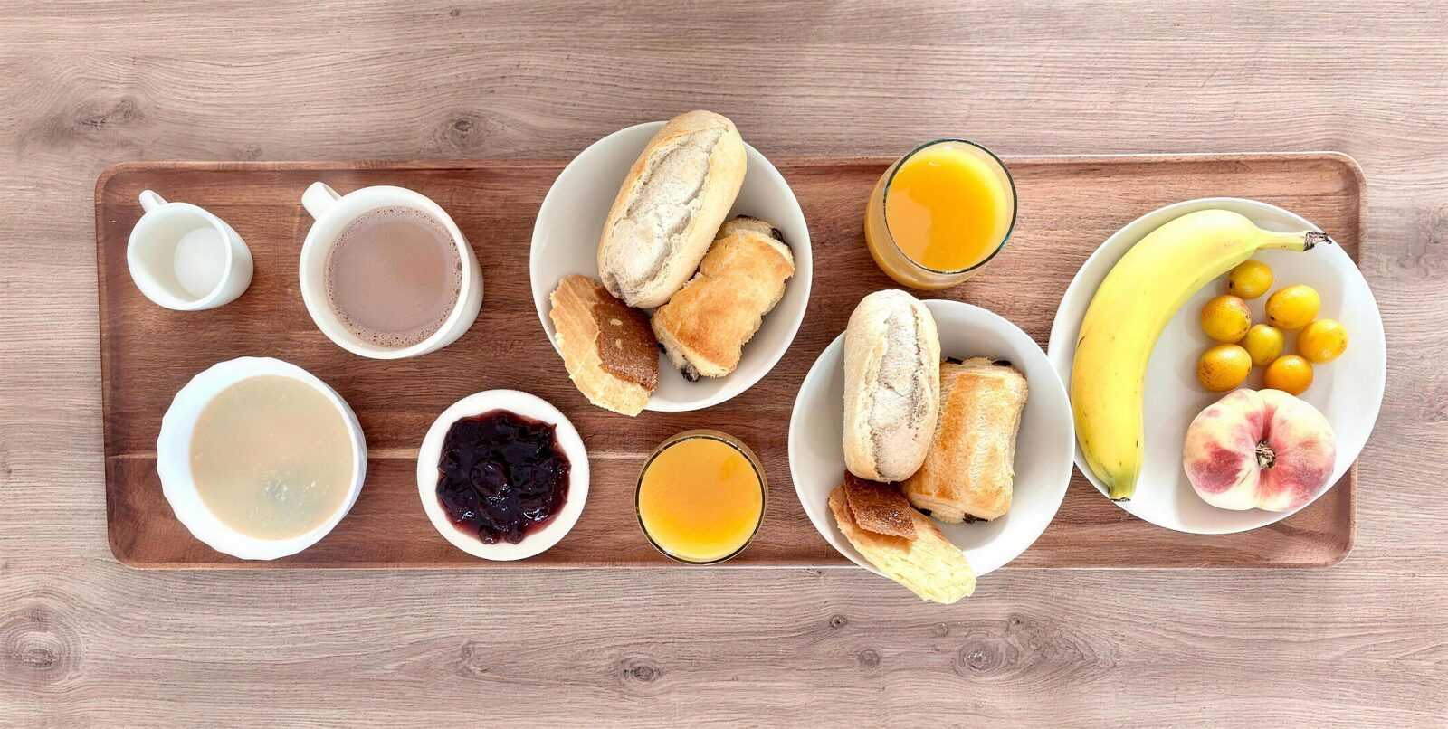 Le petit-déjeuner servi sur la planche en bois
