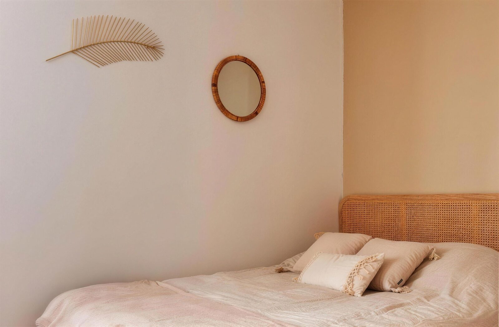 La chambre vue depuis la porte, miroir et lit en cannage